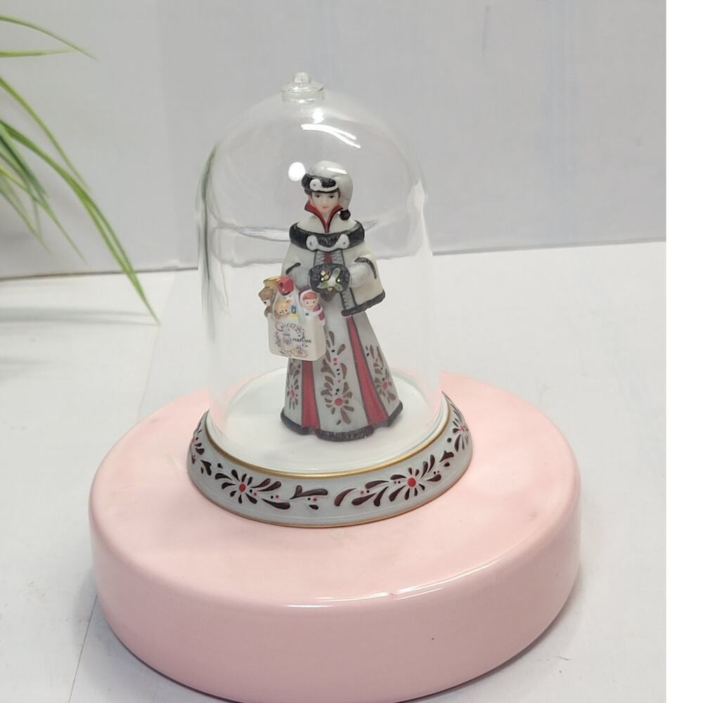 Avon 1999 Mrs Albee Miniature Figurine Presidents Club Award with Dome